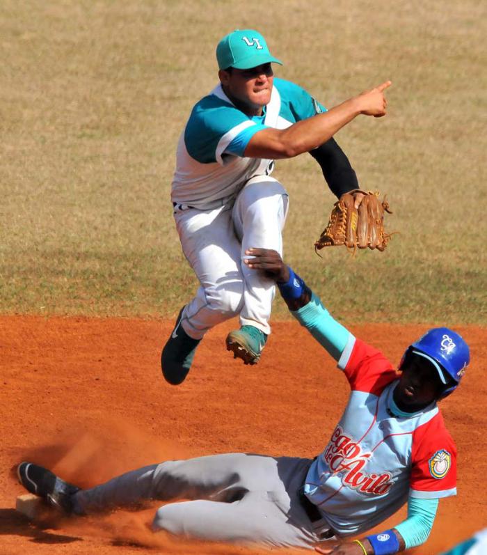 Final Beisbol Isla vs Ciego 4to juego gana la isla 7 x 6 doble play