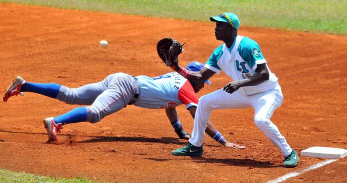 Final Beisbol Isla vs Ciego 4to juego gana la isla 7 x 6 jugada en 1mera luis fellipe rivera