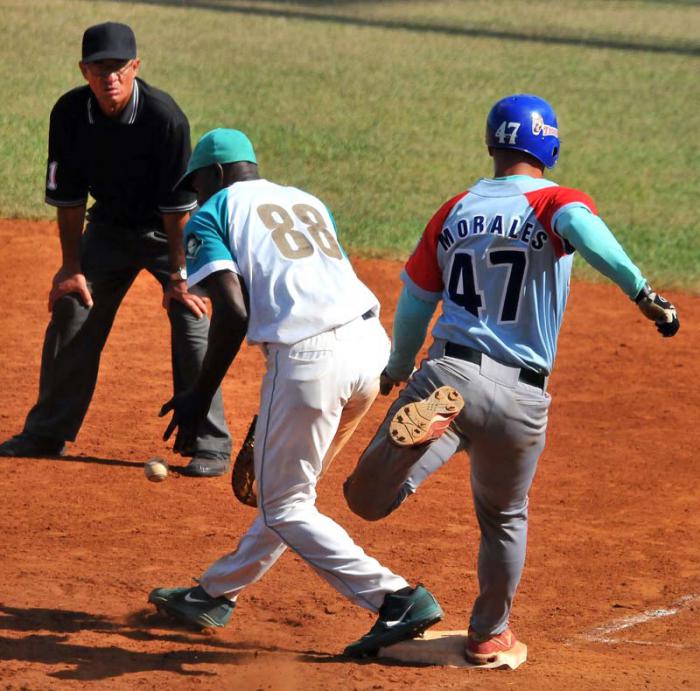 Final Beisbol Isla vs Ciego 4to juego gana la isla 7 x 6 jugada en 1mera base humberto morales