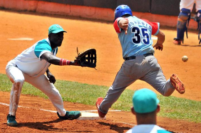 Final Beisbol Isla vs Ciego 4to juego gana ciego 4 x 3 Yeniet Prerez impuslsa l carrera del gane, Yorbis Borroto
