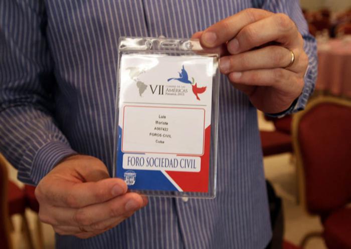 Entregan credenciales a cubanos sin fotos, y sin cordel. Foto: Ismael Francisco/Cubadebate.