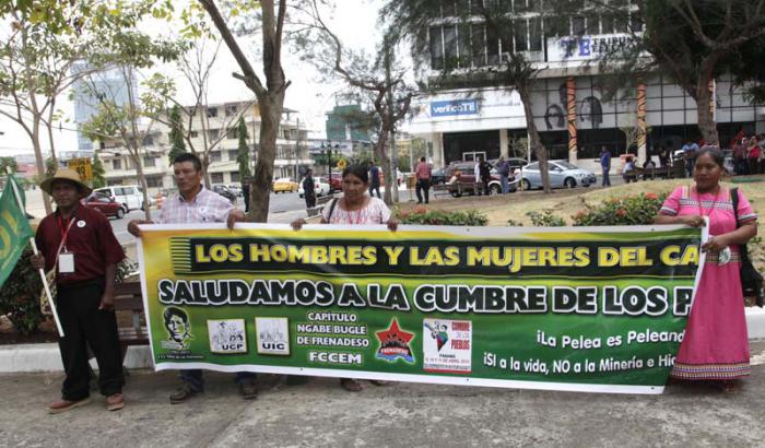 Solidaridad con Cuba frente a la embajada en Panama. 