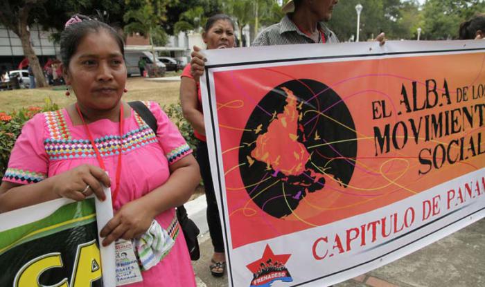 Solidaridad con Cuba frente a la embajada en Panama. 