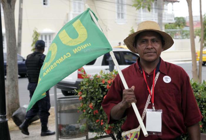 Solidaridad con Cuba frente a la embajada en Panama. 