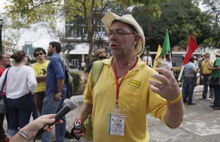 Solidaridad con Cuba frente a la embajada en Panama. 