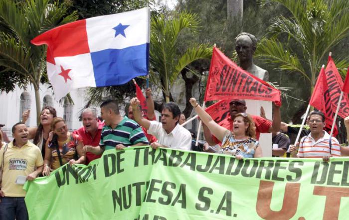 Solidaridad con Cuba frente a la embajada den Panama. 