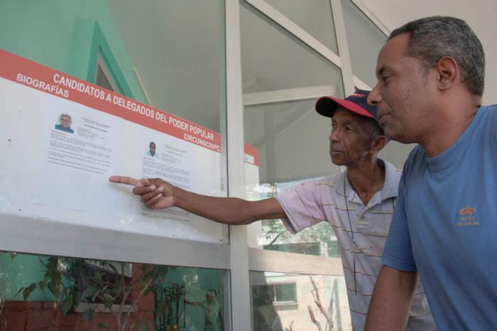 Las biografías y fotos de los candidatos a delegados se exponen en lugares públicos y de fácil acceso para el pueblo. 