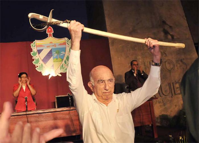 Confieren a Raúl y a Machado Ventura réplica del sable del Mayor General Pedro Agustín Pérez