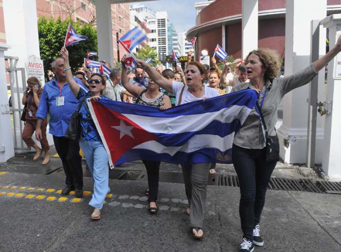 Tras leer la declaración de principios, la delegación cubana se marchó del hotel con la bandera al frente.