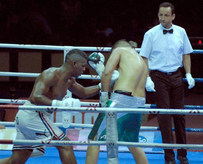 V Serie Mundial de Boxeo combate de +91 kg entre Edgar Alberto Ramírez de Mexico y Lenier Pero Justiz de Cuba