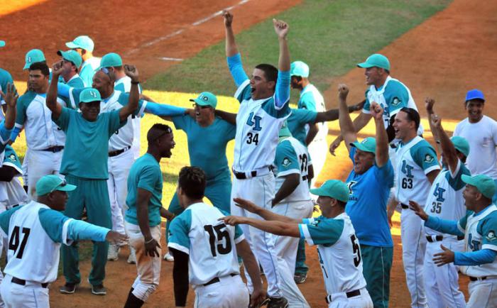 Final Beisbol Isla vs Ciego 4to juego gana la isla 7 x 6