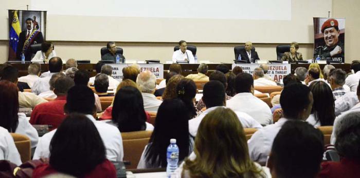 Conferencia de Venezuela frente a la amaneza imperial de los EEUU. Arleen Rodríguez (Periodista), Elio Herrera (Profesor Universidad Central de Venezuela), Alí Rodríguez (Embajador de Venezuela en Cuba), Miguel Angel Pérez (Periodista de Venezuela) y Zadia Venegas (Profesora de la Universidad Central de Venezuela)
