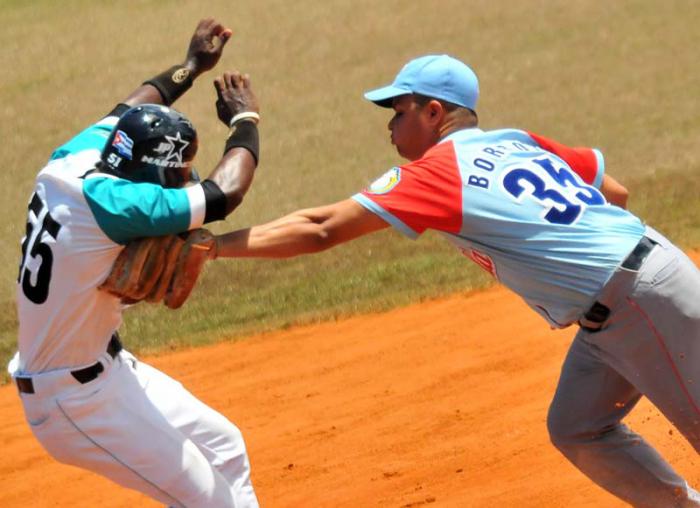 54 Serie Nacional de Beisbol--Final Beisbol Isla vs Ciego q gana el 3er juego gana ciego 5 x 2 jugada en 2da base es sorprendido Julio Pablo Martinez por Yorbis Borroto