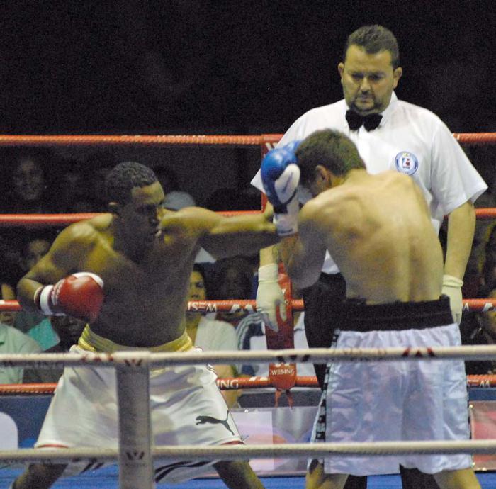 V Serie Mundial de Boxeo, combate de 75 kg entre Arlen López de Cuba y Maxim Gazizov de Rusia.