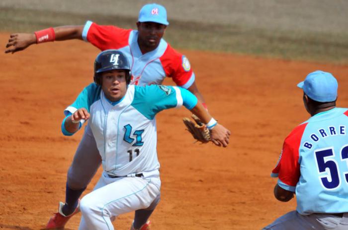 Final Beisbol Isla vs Ciego q gana el 3ser juego gana ciego 5 x 2 jugada en 2da base es sorprendido  Dainier Galvez