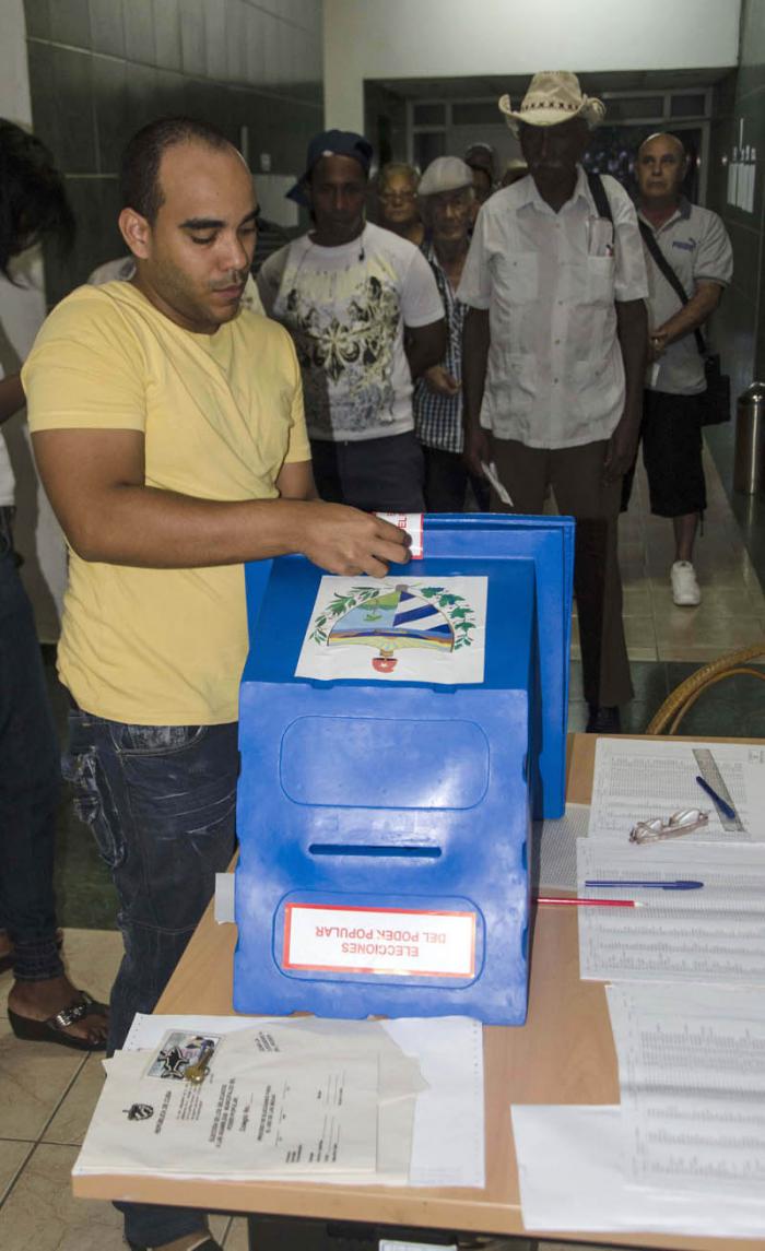 El pueblo ejerce su derecho al voto en el colegio electoral de Infanta y Manglar.