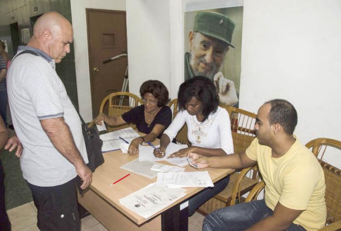 El pueblo ejerce su derecho al voto en el colegio electoral de Infanta y Manglar.