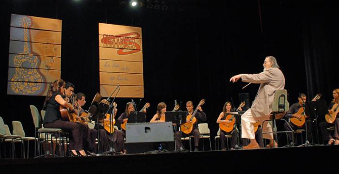 El maestro Jesús Ortega dirige su orquesta Sonantas habaneras Cubadisco, teatro Nacional.
Foto: Ismael Batista Ramirez 20/05/2012
Musi4072