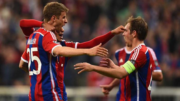 Jugadores del Bayern Munich celebran su victoria 6-1 sobre el Oporto por el pase a las semifinales de la Champions League.