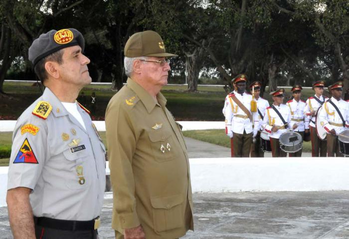 Ceremonia de recibimiento Oficial por el Miembro del Buró Político del PCC y Jefe Estado Mayor General de las FAR Álvaro López Miera, al General de Ejército Luís Garzón Narváez Jefe del Comando Conjunto de las FF.AA de la República del Ecuador, donde este último coloco una ofrenda floral en el Mausoleo al Lugarteniente General Antonio Maceo y su ayudante el Capitán Francisco Gómez Toro en el Cacahual.