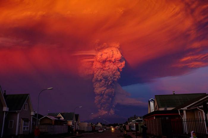 CHI01. PUERTO MONTT (CHILE), 22/04/2015.- Vista general del volcán activo Calbuco hoy, miércoles 22 de abril de 2015, en Puerto Montt, ubicado a 1000 kilómetros de Santiago de Chile (Chile). El volcán entró hoy en erupción y levantó una columna de ceniza de unos 20 kilómetros de altura, por lo que las autoridades declararon la alerta roja y ordenaron la evacuación en un radio de 20 kilómetros. Más de 1.500 personas ya están siendo desalojadas de los pueblos de Ensenada, Alerce, Colonia Río Sur y Correntoso, en la región de Los Lagos, a unos mil kilómetros al sur de Santiago, informó el Ministerio del Interior. EFE/Alex Vidal Brecas