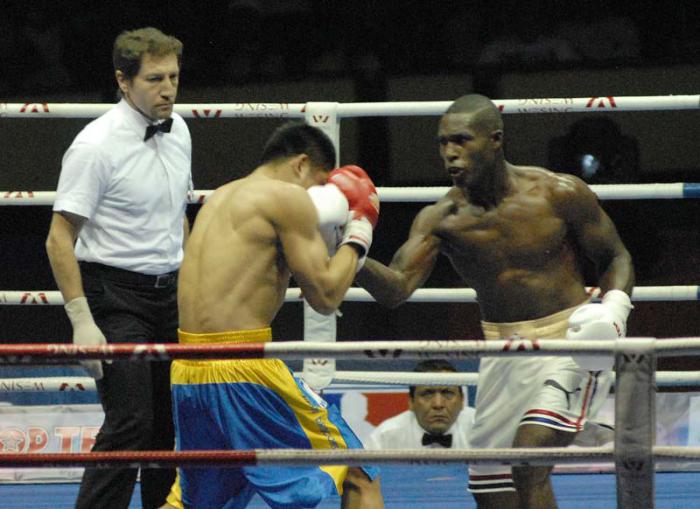 V Serie Mundial de Boxeo,combate de 81 kg entre Julio Cesar La Cruz de Cuba y Guojun Shi de China