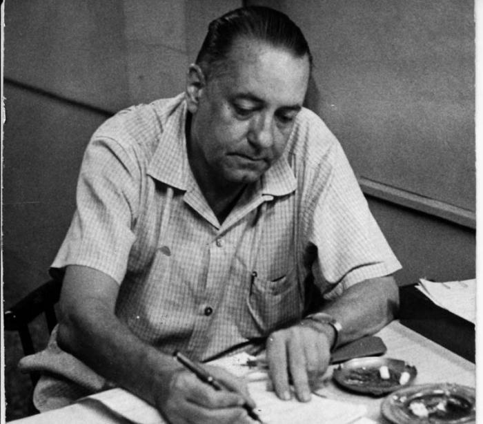 Alejo Carpentier en su oficina  en la Editora Nacional de Cuba.