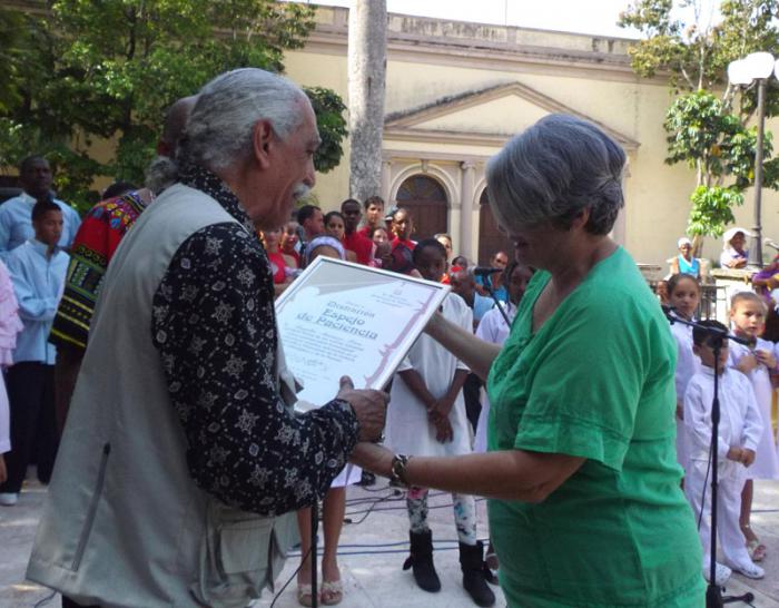 Rogelio Martínez Furé recibe la Distinción Espejo de Paciencia de manos de Irma Horta Mesa, directora provincial de Cultura en Camagüey.