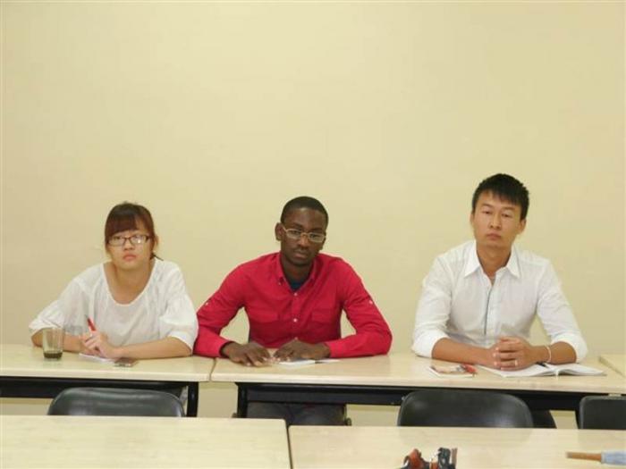 Alumnos de diferentes nacionalidades y culturas vienen a aprender el idioma español a Cuba. De izquierda a derecha: Rocío (Viet Nam), Reginaldo (Angola) y Elio (China).