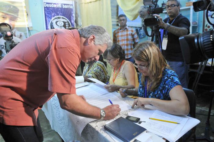 Colegio electroral Nro. 1 de la circunscripción 6, ubicada en 158 e/ 3ra y 3ra C, reparto Náutico, Playa.
Miguel Díaz-Canel Bermúdez, vicepresidente primero de los Consejos de Estado y de Ministros y miembro del Buró Político del Partido.