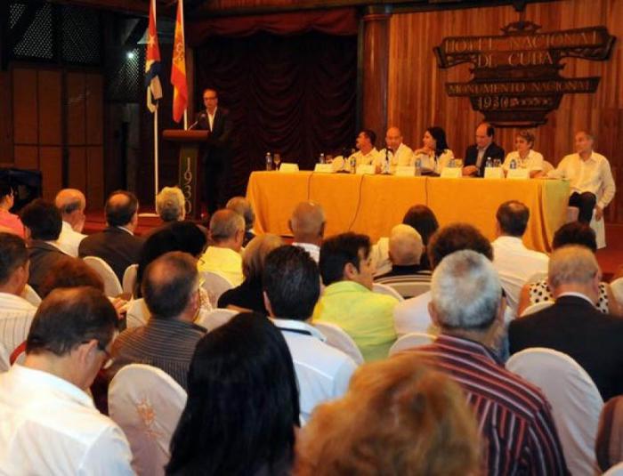 Comparten empresarios cubanos con homólogos de España y Hungría en el Hotel Nacional de Cuba.