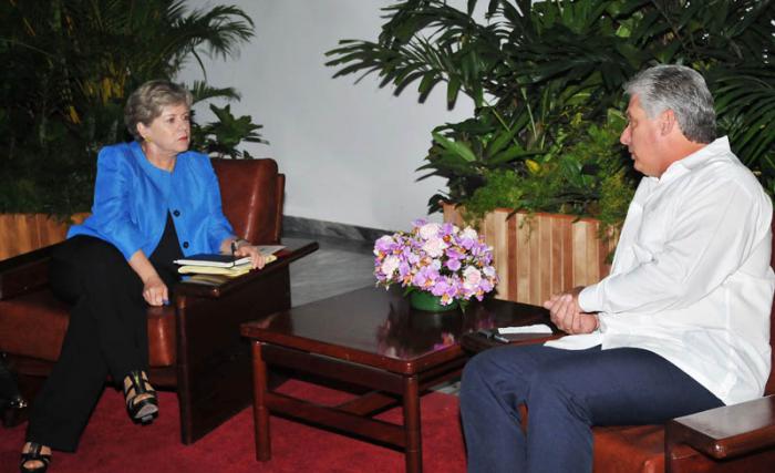 Recibe Miguel  Díaz -Canel,Primer Vicepresidente de los Consejos de Estado y de Ministros a Alicia Bárcena Ibarra, Secretaria Ejecutiva de la Comisión Económica para América Latina y el Caribe (CEPAL). (foto Jorge Luis Gonzàlez) 29-4-15   CEPAL02N9