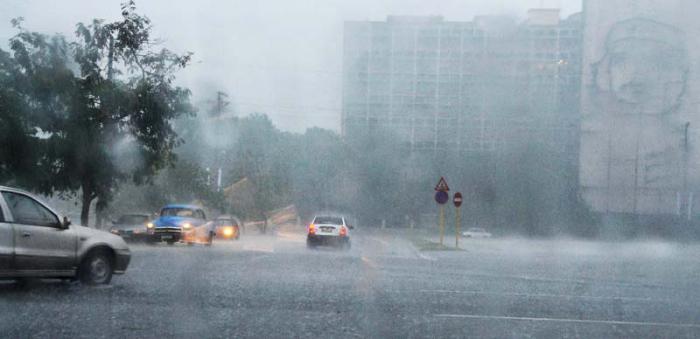 Torrenciales lluvias en la Capital por entrada de Frente Frio..(foto Jorge Luis Gonzàlez) 29-4-15 Lluvia01N9 Calle Paseo en la Plaza.