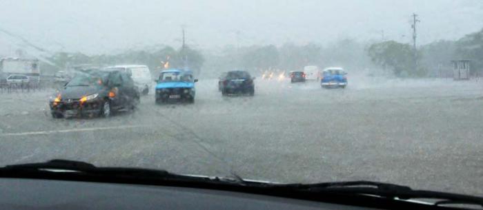 Torrenciales lluvias en la Capital por entrada de Frente Frio..(foto Jorge Luis Gonzàlez) 29-4-15 Lluvia02N9 Calle Paseo en la Plaza.