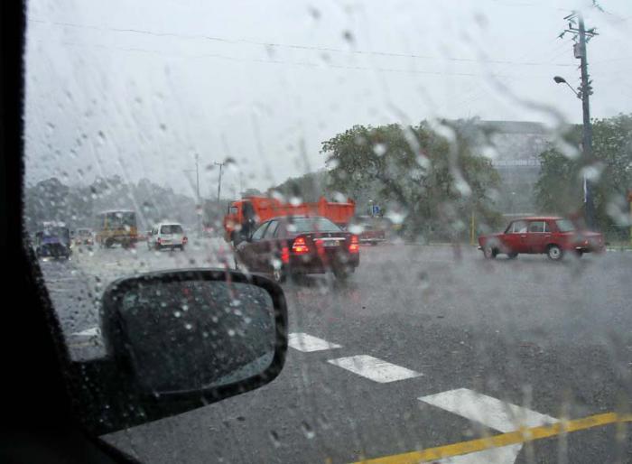 Torrenciales lluvias en la Capital por entrada de Frente Frio..(foto Jorge Luis Gonzàlez) 29-4-15 Lluvia03N9 Calle Paseo en la Plaza.