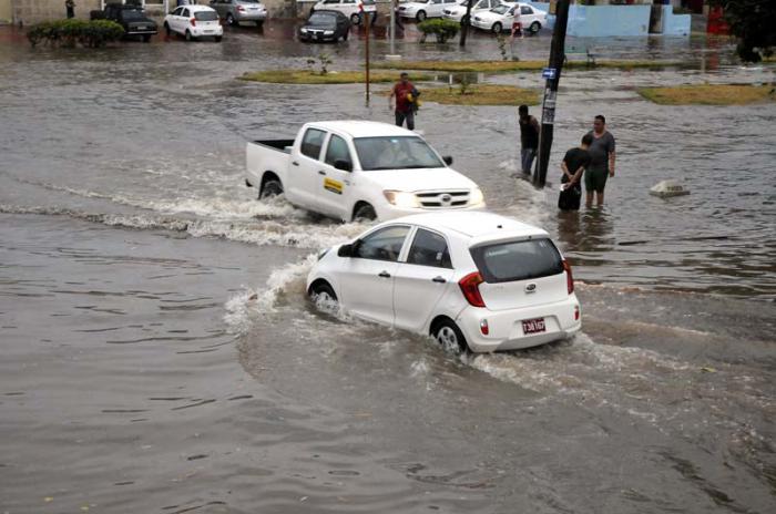 Lluvias torrenciales en la capital producen inundaciones