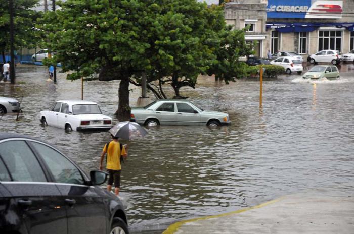 Lluvias torrenciales en la capital producen inundaciones