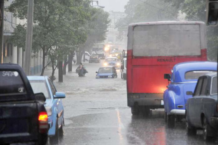 Inundaciones en La Habana. Calle Ayestarán.