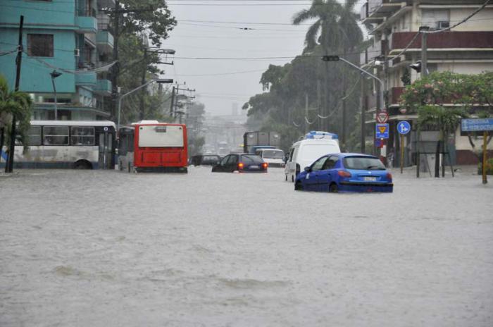 Inundaciones en La Habana. Calle Manglar e Infanta..