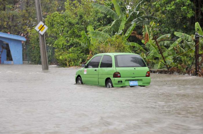Inundaciones en La Habana. Calle Manglar e Infanta..