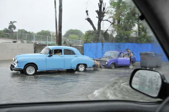 Inundaciones en La Habana. Calle Manglar e Infanta..