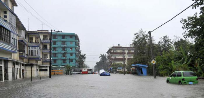 Inundaciones en La Habana. Calle Manglar e Infanta..