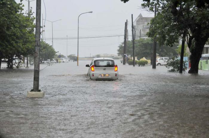 Inundaciones en La Habana. Paseo y 5ta, Vedado.