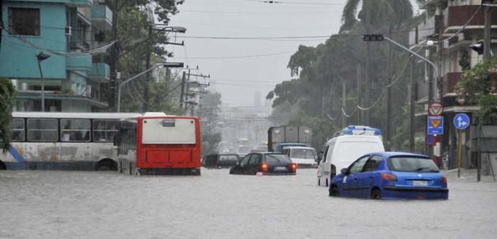 Inundaciones en La Habana. Calle Manglar e Infanta..