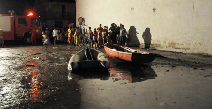 Evacuación por la brigada de Rescate y Salvamento de ciudadanos que sus casas se les inundó por las lluvias en Ensenada Y San Felipe, Habana Vieja.