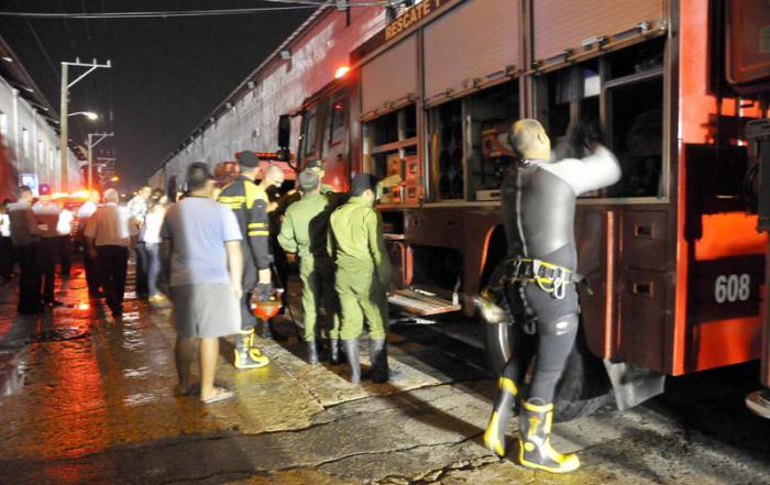 Evacuación por la brigada de Rescate y Salvamento de ciudadanos que sus casas se les inundó por las lluvias en Ensenada Y San Felipe, Habana Vieja.
