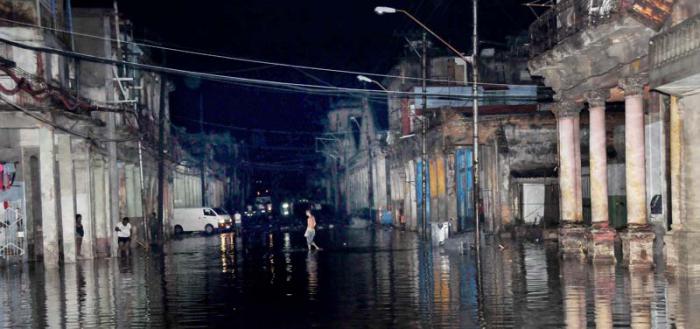 Torrenciales lluvias en la Capital por entrada de Frente Frio..(foto Jorge Luis Gonzàlez) 29-4-15 Lluvia07N9  Calle Vive y Alambique Habana Vieja.