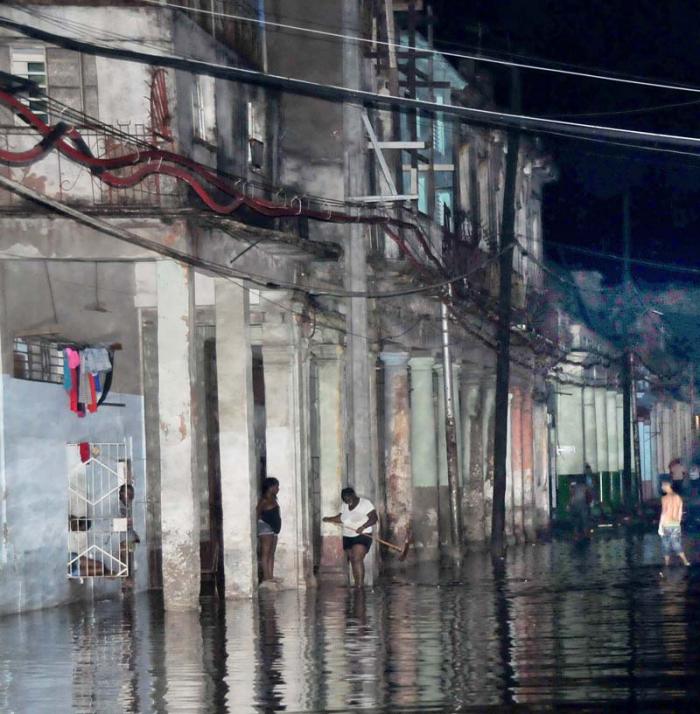 Torrenciales lluvias en la Capital por entrada de Frente Frio..(foto Jorge Luis Gonzàlez) 29-4-15 Lluvia009N9  Calle Vive y Alambique Habana Vieja.