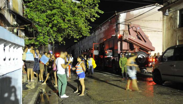Evacuación por la brigada de Rescate y Salvamento de ciudadanos que sus casas se les inundó por las lluvias en Ensenada Y San Felipe, Habana Vieja.