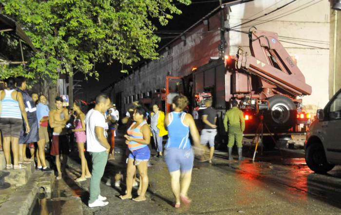 Evacuación por la brigada de Rescate y Salvamento de ciudadanos que sus casas se les inundó por las lluvias en Ensenada Y San Felipe, Habana Vieja.